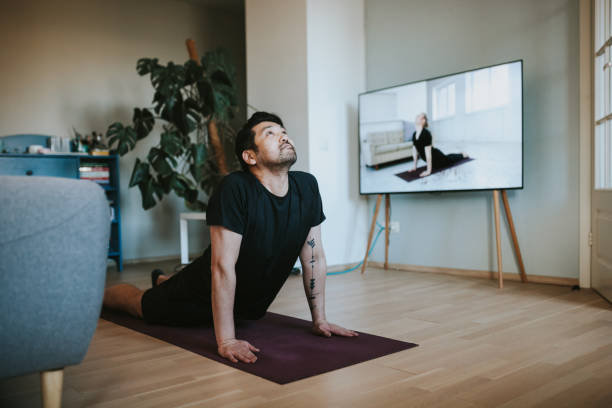 homem japonês tendo aulas online de yoga durante o confinamento em isolamento - yoga class instructor yoga exercising - fotografias e filmes do acervo