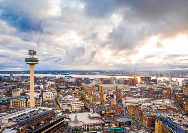 liverpool, i̇ngiltere'deki radio city kulesinin havadan görünümü - liverpool stok fotoğraflar ve resimler