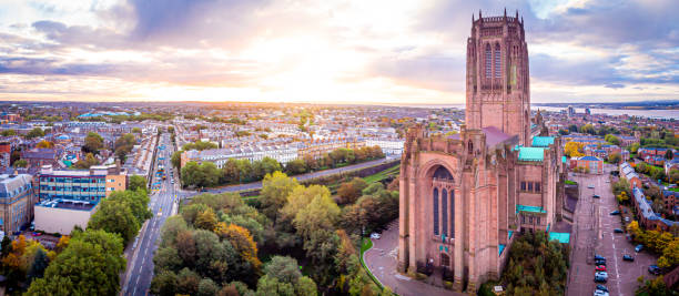 vue aérienne de la cathédrale de liverpool dans la matinée, royaume-uni - anglican photos et images de collection
