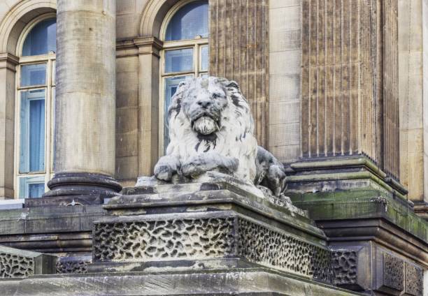 리즈 사자 - leeds england town hall leeds town hall uk 뉴스 사진 이미지