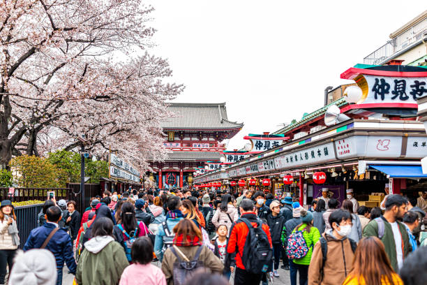 ala asakusa com lanternas de arquitetura vermelha e multidão de pessoas sensoji - 18815 - fotografias e filmes do acervo