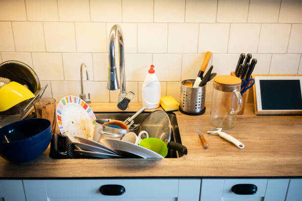 platos sucios - silverware clean wet kitchen utensil fotografías e imágenes de stock