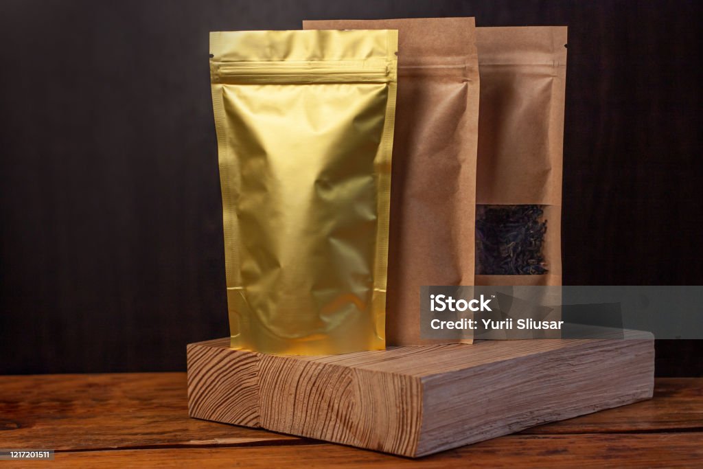 Corea Calvo Otoño Bolsas De Papel Kraft Marrón Con Granos De Café Y Hojas De Té En Cesta De Mimbre Con Textile Blanco Sobre Fondo De Madera Foto de stock y más banco de imágenes Corea Calvo Otoño Bolsas De Papel Kraft Marrón Con Granos De Café Y Hojas De Té En Cesta De Mimbre Con Textile Blanco Sobre Fondo De Madera Foto de stock y más banco de imágenes