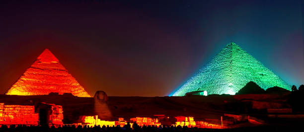 piramidi di giza al cairo, egitto. - sphinx night pyramid cairo foto e immagini stock