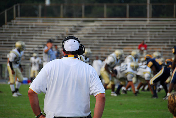 treinador de futebol - school sport high up tall - fotografias e filmes do acervo