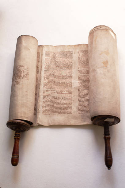 vieux livre de défilement de torah de près vers le haut du détail. la torah, le livre saint juif. - greek bible photos et images de collection