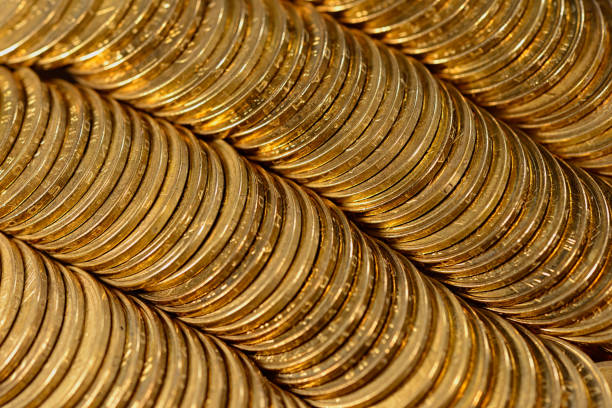 file di monete d'oro giacciono sul tavolo. - token gold coin treasure foto e immagini stock