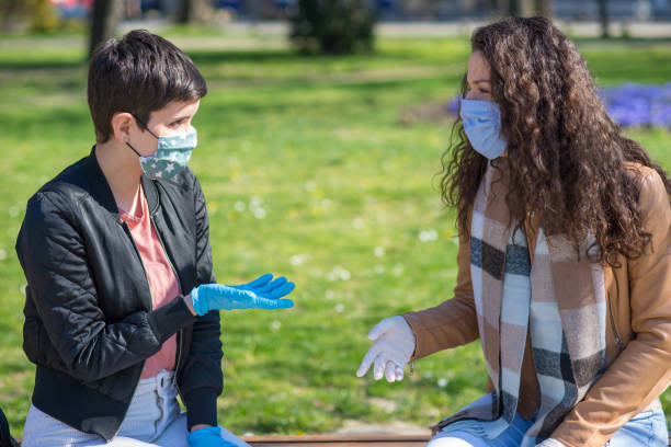 mulheres na cidade usando máscaras faciais protetoras e luvas de proteção - smog city pollution town - fotografias e filmes do acervo