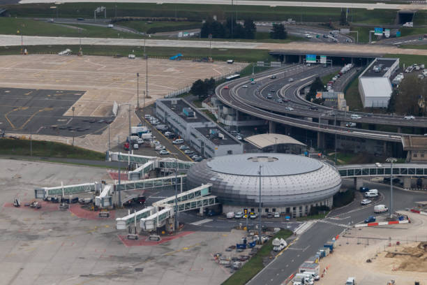 parís, francia. 4 de marzo de 2020. casi vacío aeropuerto charles de gaulle de parís antes de la crisis del coronavirus en francia - charles de gaulle fotografías e imágenes de stock