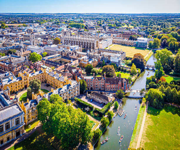 ケンブリッジ、英国のカム川の空中写真 - punting ストックフォトと画像