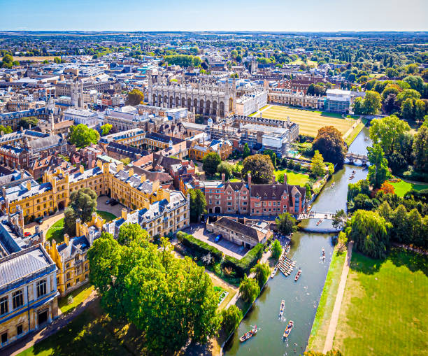 вид с воздуха на реку кэм в кембридже, великобритания - punting стоковые фото и изображения