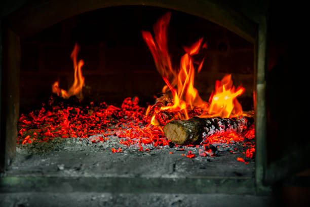 płomień ognia, spalanie drewna przy kominku. drewno opałowe w kominie ognia, zbliżenie. - log fire firewood fire chimney zdjęcia i obrazy z banku zdjęć