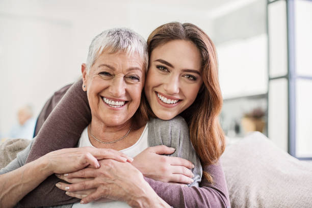 le donne sono belle a tutte le età - grandmother senior adult smiling women foto e immagini stock