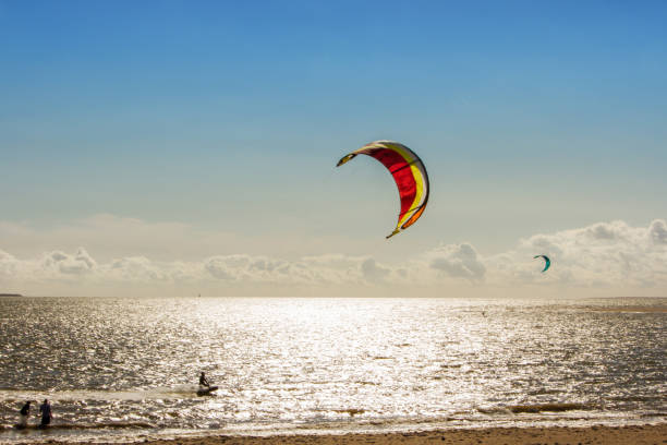 kite surfista na água - propelled - fotografias e filmes do acervo