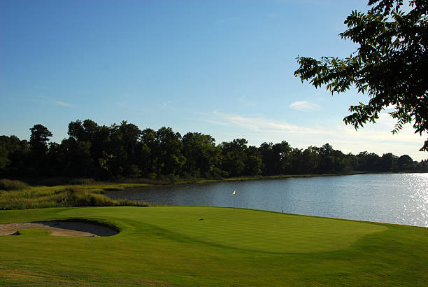 夕方近くの 18 番ホール - 18th hole ストックフォトと画像