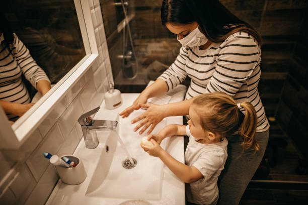 matka i córka w łazience, mycie rąk mydłem - rubbing human hand togetherness women zdjęcia i obrazy z banku zdjęć