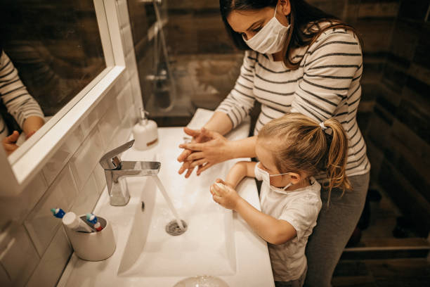 matka i córka w łazience, mycie rąk mydłem - rubbing human hand togetherness women zdjęcia i obrazy z banku zdjęć