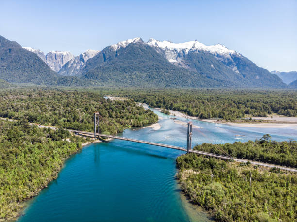 most yelcho na carretera austral w chilijskiej patagonii - valley tree remote landscape zdjęcia i obrazy z banku zdjęć