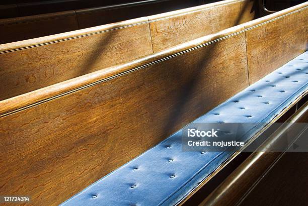 Gepolsterte Kirchenbank Stockfoto und mehr Bilder von Architektur - Architektur, Blau, Braun