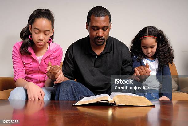 Głębokie W Modlitwy - zdjęcia stockowe i więcej obrazów Modlić się - Modlić się, Ojciec, Biblia