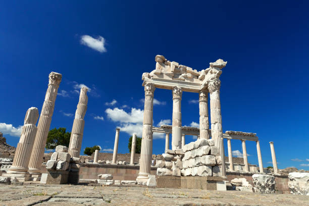 터키 베르가마 페르가몬의 아크로폴리스 고대 유적의 트라야누스 사원 - bergama 뉴스 사진 이미지