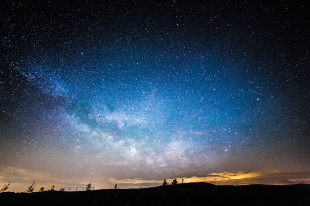 広い風景の上の星空の風光明媚な景色 - 星景 ストックフォトと画像