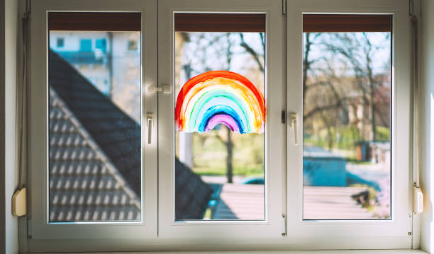 photo de plan rapproché de l’arc-en-ciel de peinture sur la fenêtre. arc-en-ciel peint avec des peintures sur le verre est un symbole pour de nombreuses significations. - visual art photos photos et images de collection