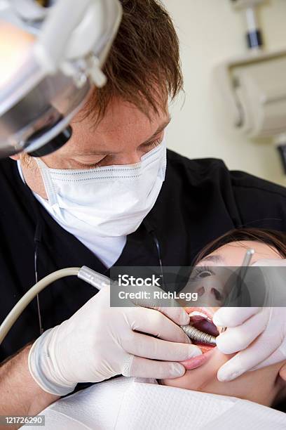 Dentista En El Trabajo Foto de stock y más banco de imágenes de Abierto - Abierto, Adulto, Agarrar