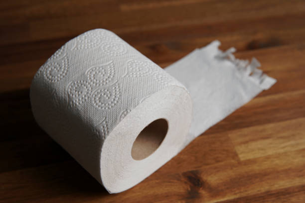 나무 배경에 부드러운 위생 화장지 - paper towel public restroom hygiene cleaning 뉴스 사진 이미지