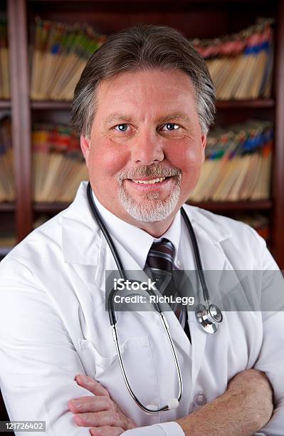 Doctor En Oficina Foto de stock y más banco de imágenes de Adulto - Adulto, Alegre, Asistencia sanitaria y medicina
