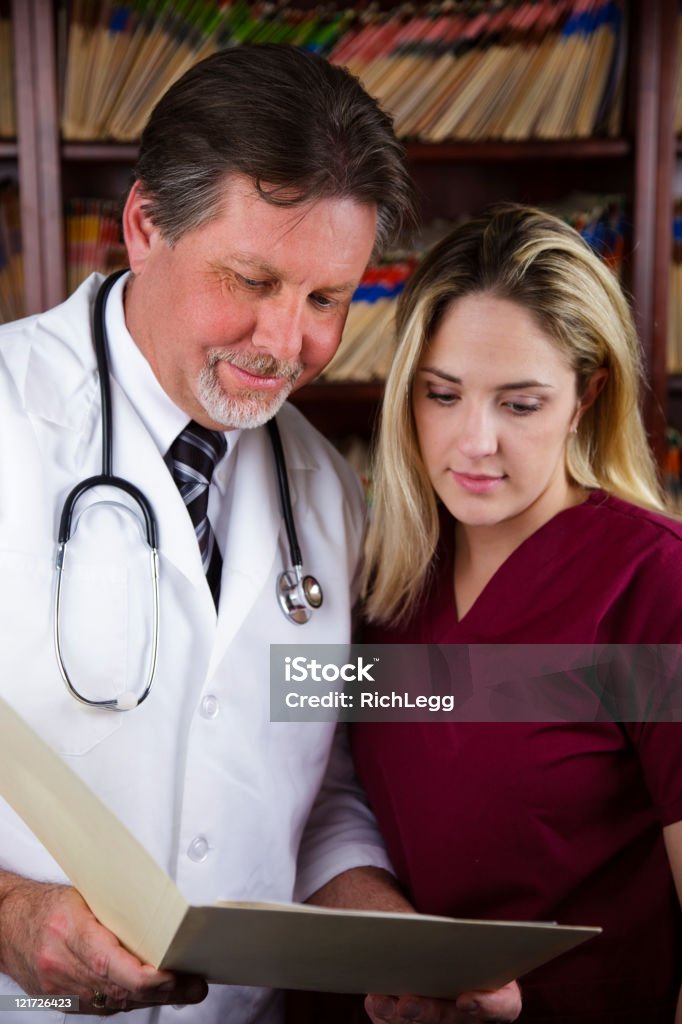 Доктор и медсестра в офисе - Стоковые фото В помещении роялти-фри