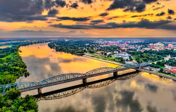 ponte jozef pilsudski attraverso il fiume vistola a torun, polonia - fiume vistola foto e immagini stock