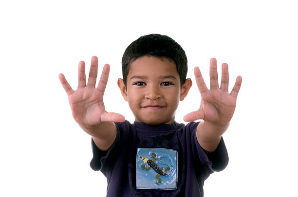 Rapaz jovem, segurando as Mãos - fotografia de stock
