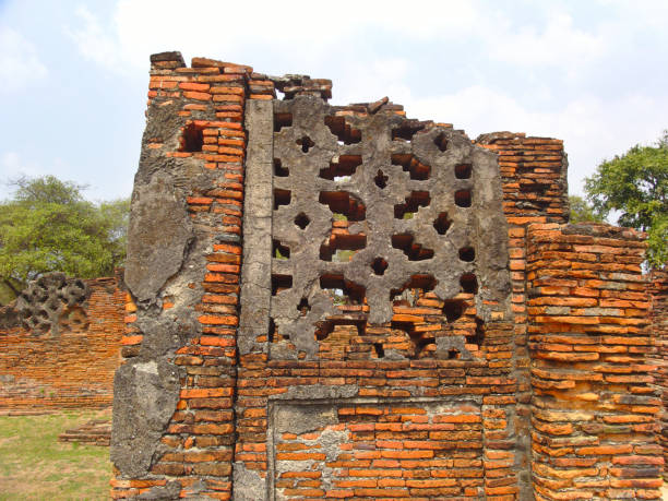 o templo wat phra sri sanphet "o templo sagrado" é o templo mais sagrado do grande palácio na antiga capital da tailândia, ayutthaya. - sanphet palace - fotografias e filmes do acervo