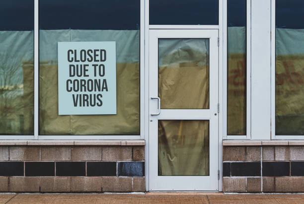 magasin fermé en raison de coronavirus - going out of business photos et images de collection
