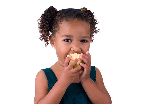 dziewczynka jeść jabłko - apple eating little girls green zdjęcia i obrazy z banku zdjęć