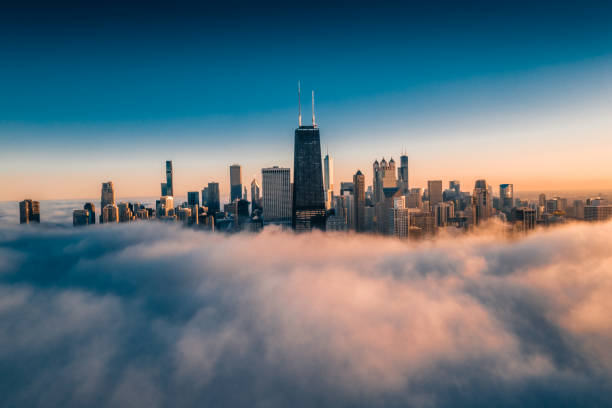 névoa envolvendo ao redor do centro de chicago - trump tower - fotografias e filmes do acervo