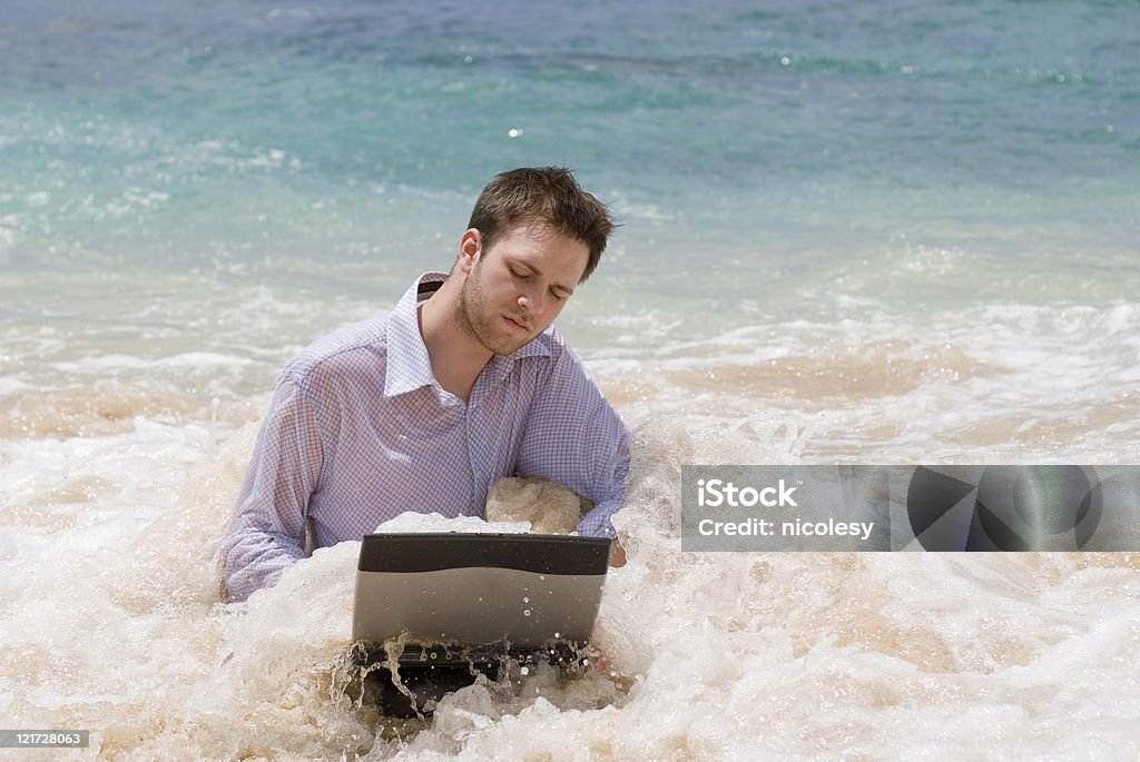 남자의 컴퓨터 해변 - 로열티 프리 20-29세 스톡 사진