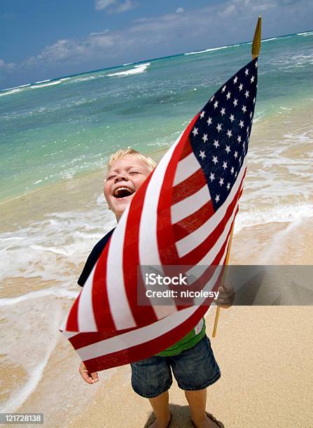 Foto de Menino Com A Bandeira Americana Em Uma Praia e mais fotos de stock de Bandeira Norte-Americana - Bandeira Norte-Americana, Criança, Julho