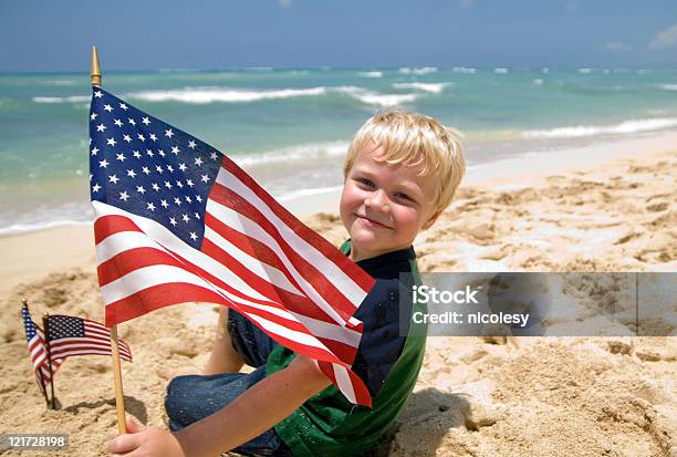 Rapaz Com Bandeiras Americanas Em Uma Praia - Fotografias de stock e mais imagens de 4-5 Anos - 4-5 Anos, Acenar, Ao Ar Livre