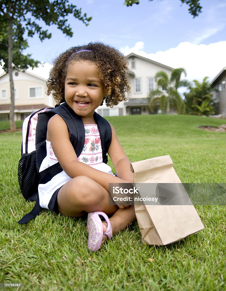 Pause déjeuner - Photo de Enfant d'âge pré-scolaire libre de droits