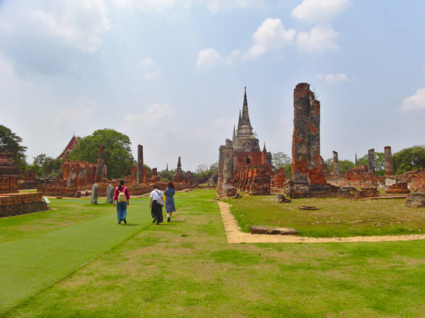 ayutthaya thailand-01. märz 2019:wat phra sri sanphet tempel "der heilige tempel" ist der heiligste tempel des großen palastes in der alten hauptstadt thailands, ayutthaya. - sanphet palace stock-fotos und bilder