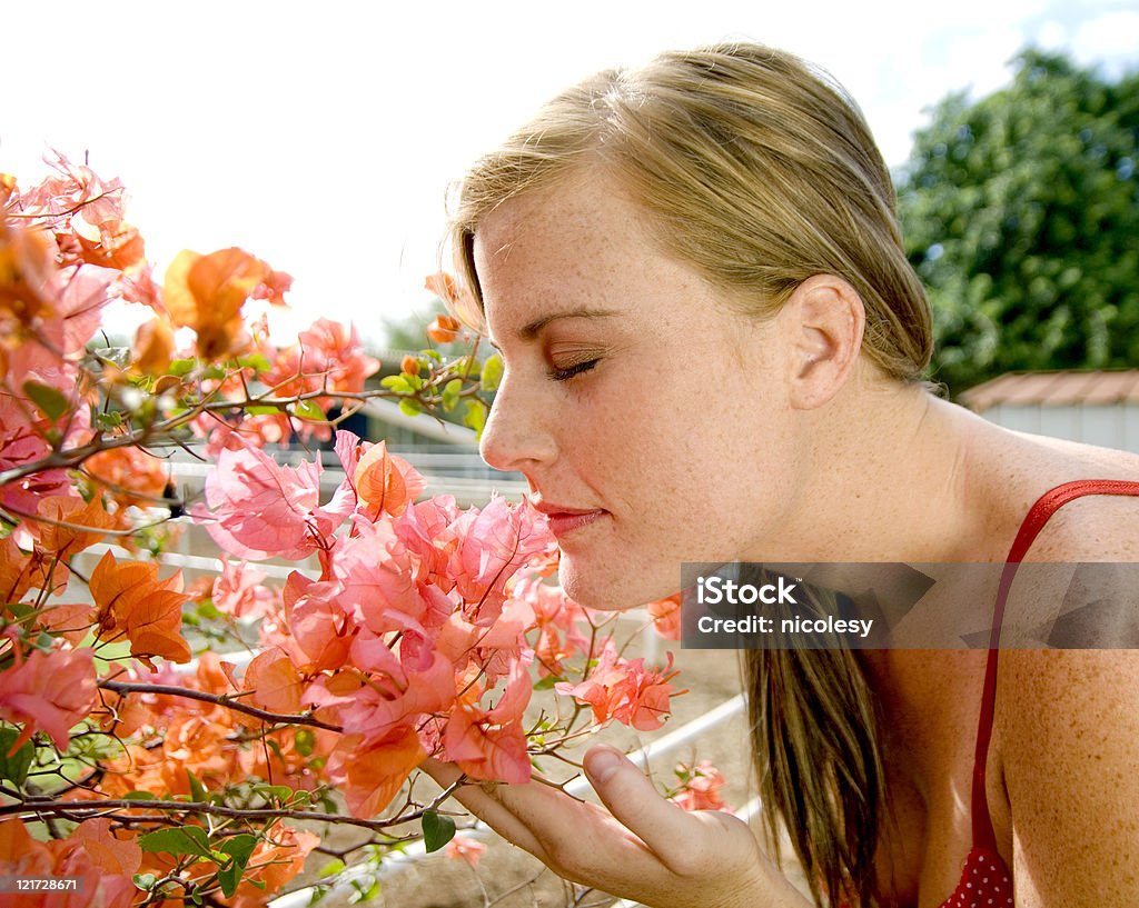 Mujer oler las Flores - Foto de stock de 20 a 29 años libre de derechos