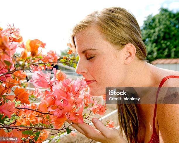 Mujer Oler Las Flores Foto de stock y más banco de imágenes de 20 a 29 años - 20 a 29 años, Adulto, Adulto joven