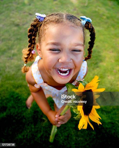 Girassol De Rapariga - Fotografias de stock e mais imagens de Criança - Criança, Verão, Criança pequena