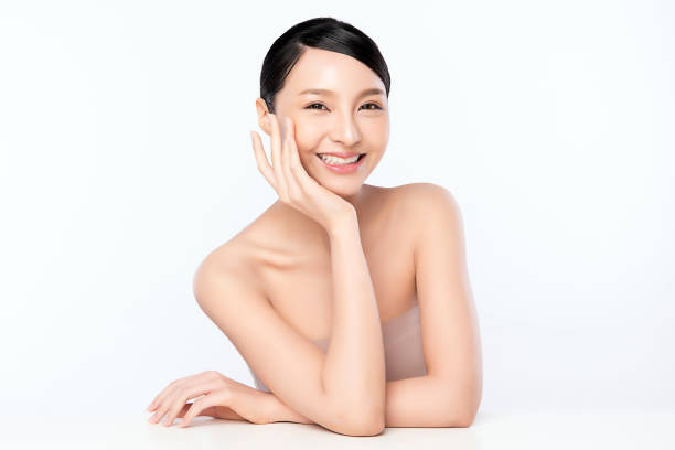 깨끗 한 신선한 피부와 아름 다운 젊은 아시아 여자입니다. 얼굴 관리, 얼굴 치료, 화장품, 미용 및 건강 한 피부와 화장품 개념, 흰색 배경에 고립 된 여성 미용 피부. - 11320 뉴스 사진 이미지