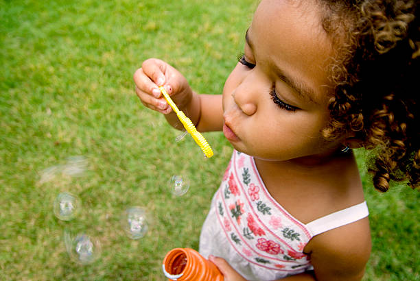 soplando burbujas - bubble wand bubble child playful fotografías e imágenes de stock