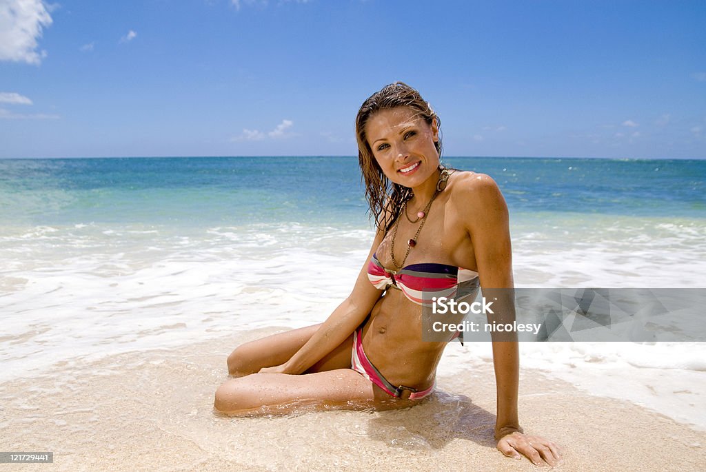 Bellezze da spiaggia - Foto stock royalty-free di Abbronzatura