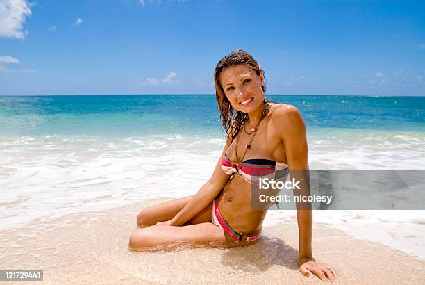 Bellezze Da Spiaggia - Fotografie stock e altre immagini di Abbronzatura - Abbronzatura, Acqua, Adulto