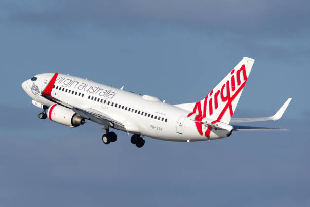 aereo di linea boeing 737 della virgin australia airlines che atterra all'aeroporto di sydney. - virigin foto e immagini stock